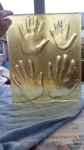 Kinderhanden in glas