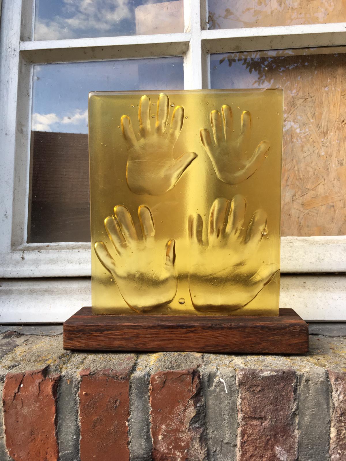 Kinderhanden in glas
